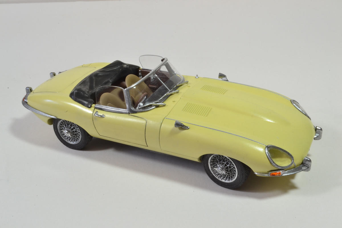 E-type jaguar  1969 1:24 scale car model  by made by ixo/hachette new sealed 